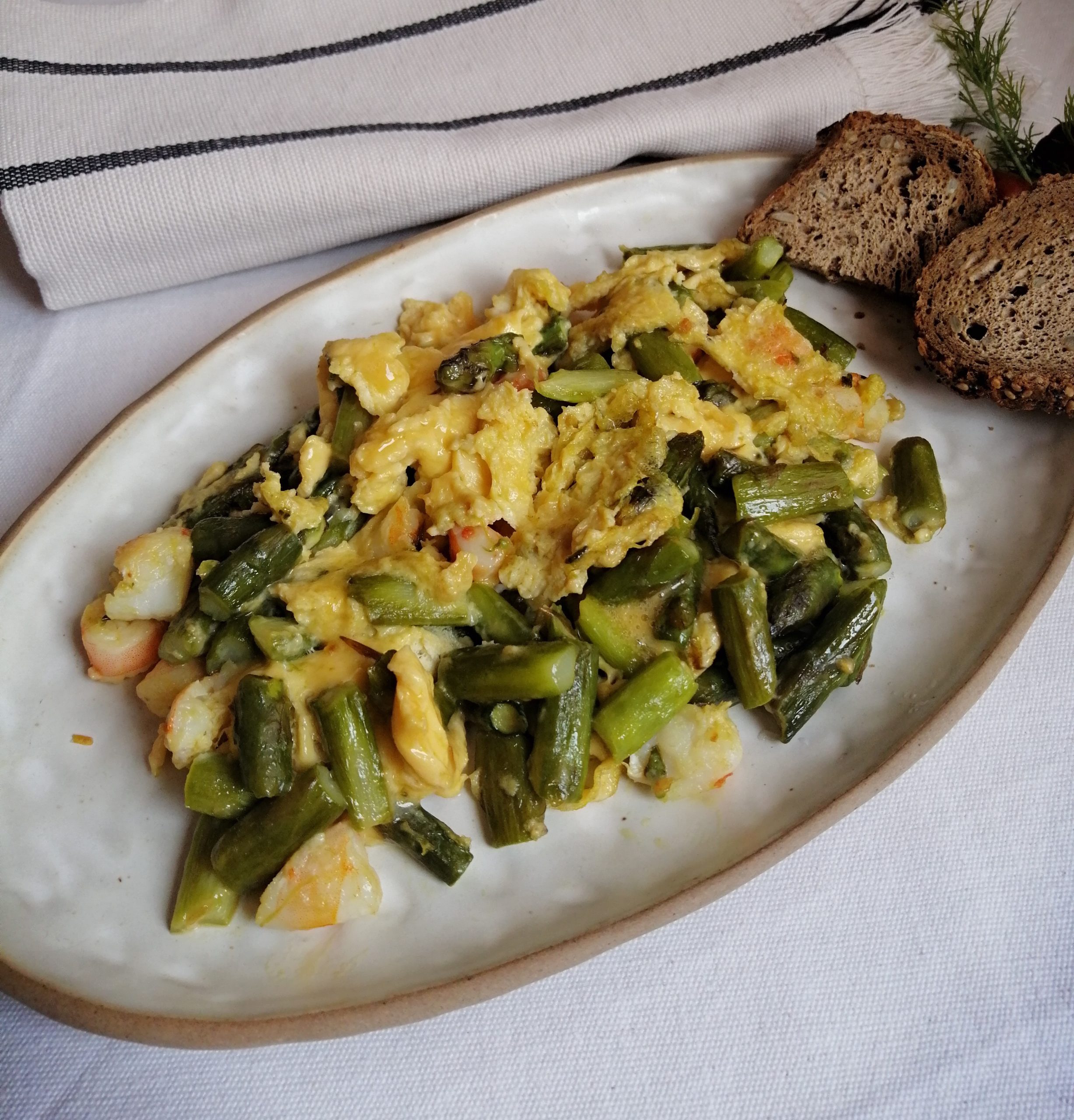 Яйця зі шпараґами